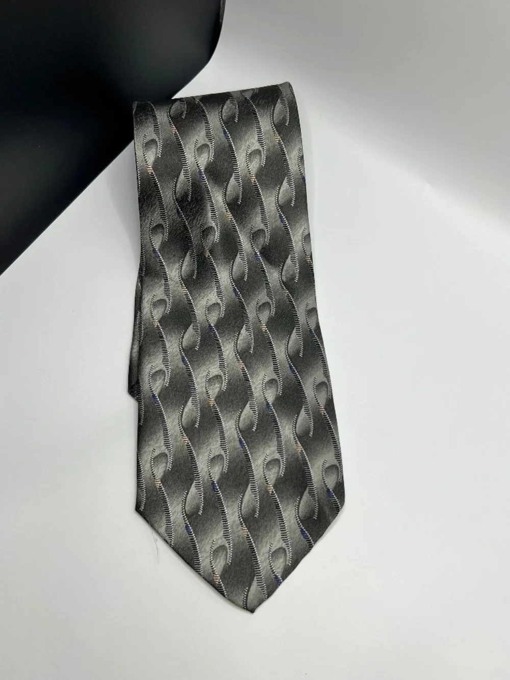 Pierre Cardin Mens Silk Blue Cream Gray Tan Tie. Geometric Pattern. 4 inch width